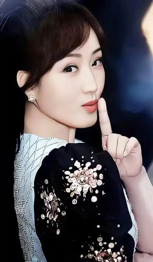 杨钰莹还是老了,在美颜下看似年轻,但身材还是暴露了真实年龄