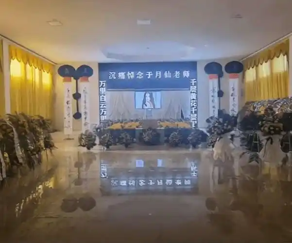 于月仙墓碑遗照公开墓碑上面刻10个大字鲜花和水果摆在面前