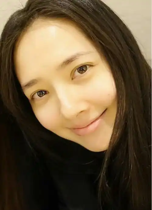 我们来看看她的素颜,郭碧婷素颜皮肤并不算特别白,整体还是比较光滑