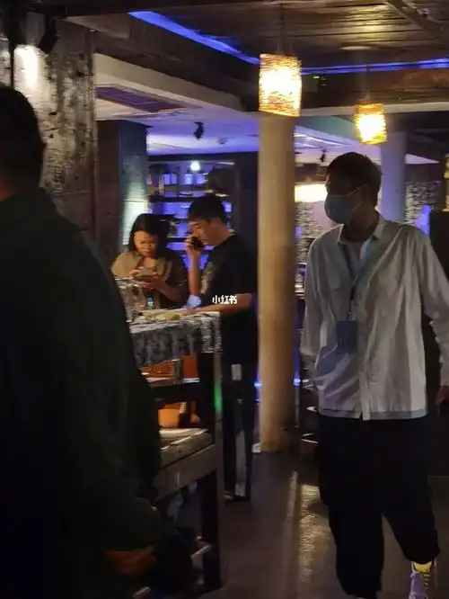 黄磊现在在乌镇似水年华酒吧