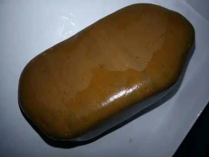 这是什么石头?外表光滑,还有一层一层的条纹