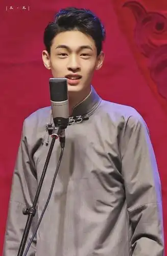 秦霄贤,本名秦凯旋,1997年1月5日生于辽宁沈阳,德云社相声演员,郭德纲