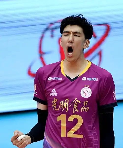3月16日,上海光明队球员张哲嘉在比赛中庆祝得分.