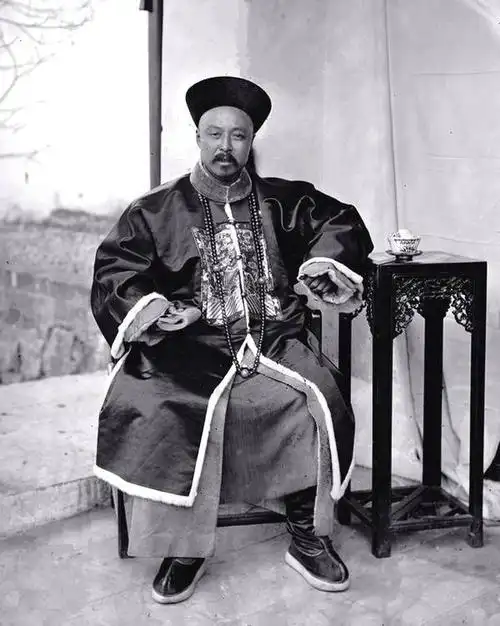 从坐姿看清朝官员们,哪个气场最强大?恭亲王霸气侧漏