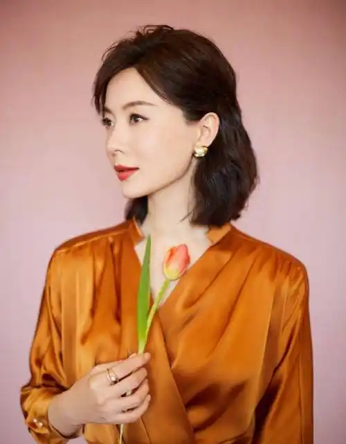 42岁陈数终于换个发型,波波头搭配焦糖色连衣裙,意外穿出高级感_短发