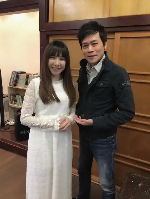 洪荣宏带小师妹唱情歌 这次相差27岁