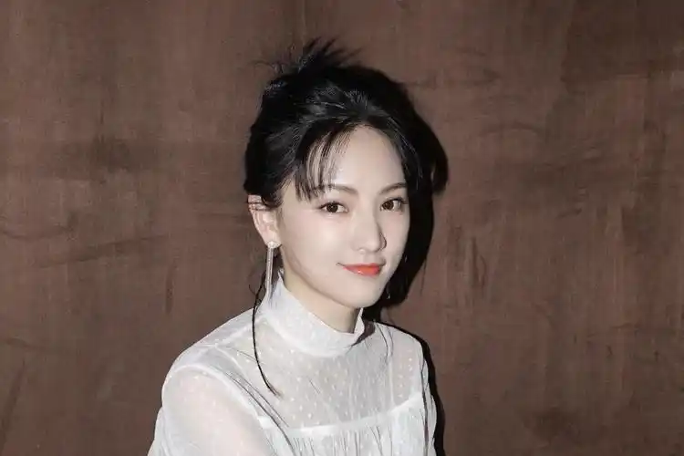 黄灿灿受邀出席品牌活动 网友:一身雪白色的连衣裙像小仙女样