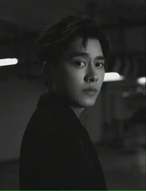 李易峰今晚时尚文化大赏黑色西装黑白质感的影像风格