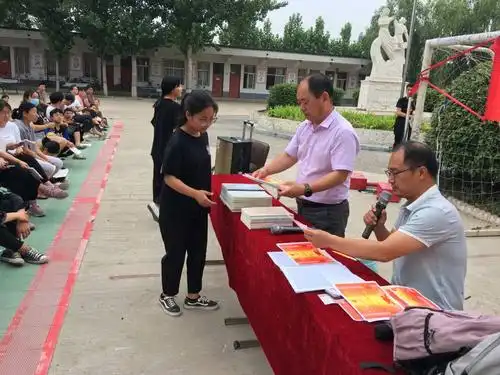 安阳县瓦店二中九年级成绩表彰暨家长动员会