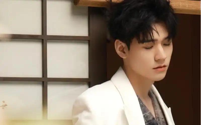 龚俊微日闭着眼等着被老婆亲的样子