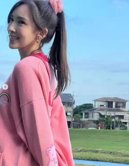 1月29日,林志颖老婆陈若仪在个人社交平台分享出海岛度假照,并开心附