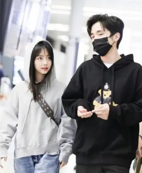 30岁谭松韵太显嫩穿卫衣配牛仔裤与25岁张新成同框不显年龄差