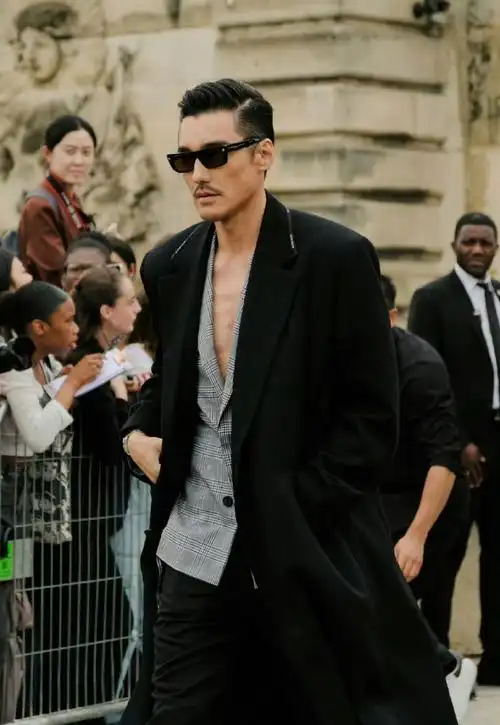 胡兵这身材不愧是首席超模#不是吧简单的西装也可以被驾驭的如此涤行