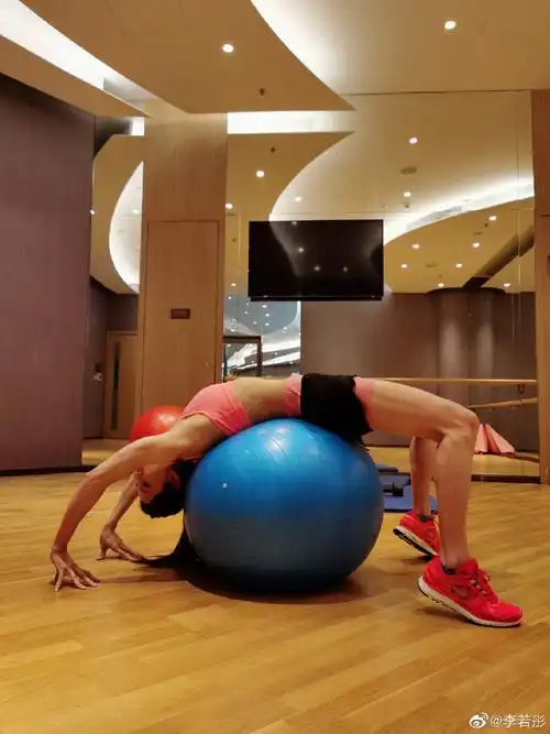 李若彤晒健身照,肌肉发达十分帅气,真是运动员的身材啊
