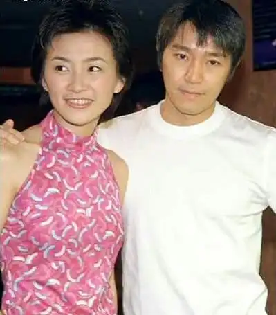 周星驰藏了12年的老婆和孩子还是被曝光了?深圳游玩被狗仔拍到!