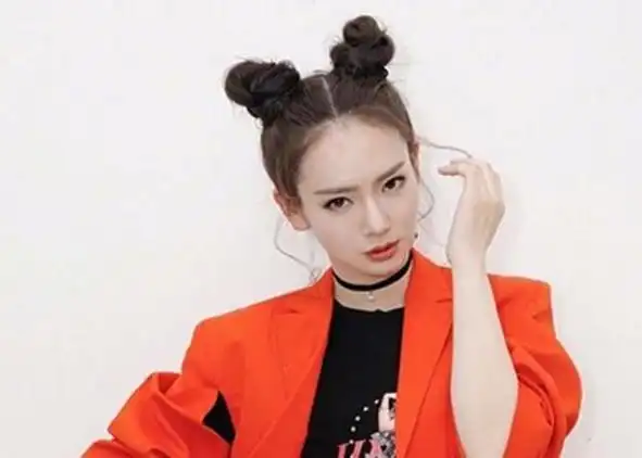 很适合长得很完美的女生的,这样的哪吒丸子头好看也很有个性