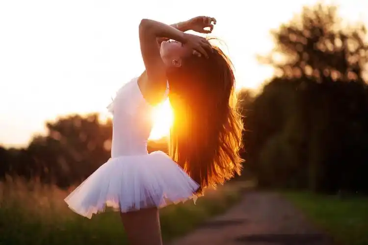 女孩头发白色太阳裙4k美女壁纸