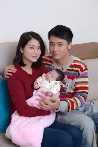 张丹峰女儿满月幸福出发 洪欣产后复工思女心切