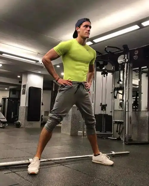 西班牙男模入选"性感"榜单,好身材成了他"最华丽"的外衣