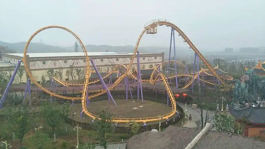 这就是方特里的大过山车崎岖而又惊险,之所以说它是大过山车,是因为这