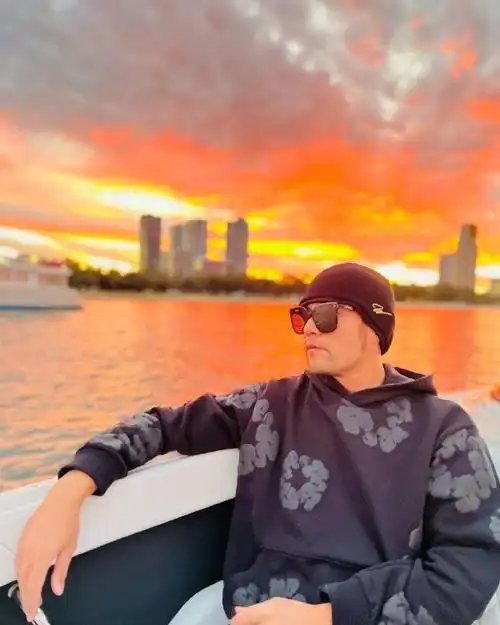 周杰伦ig更新晒小女儿背影照#周杰伦南京演唱会##周杰伦深圳演唱会