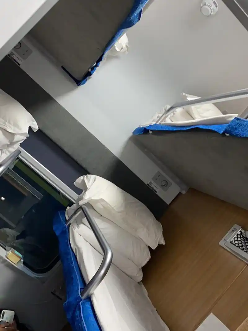 d718绿巨人第一次睡二等卧[不要啊]除了网差 d718绿巨人第一次睡二等