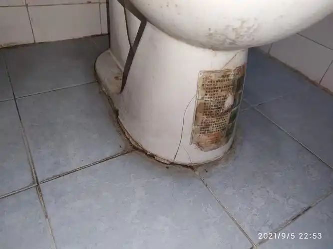 马桶底盘有松动裂开迹象,按压有明显液体感.
