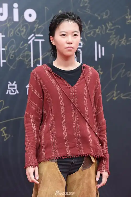 窦靖童疑似洗掉下巴上的纹身!面庞更清秀,越长越像王菲了!