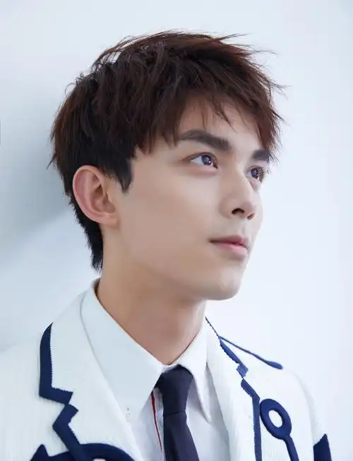 吴磊海军风帅气写真图片