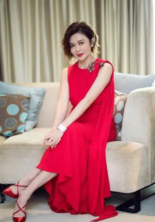 55岁关之琳依旧风姿卓越,一身红裙穿出了时尚新高