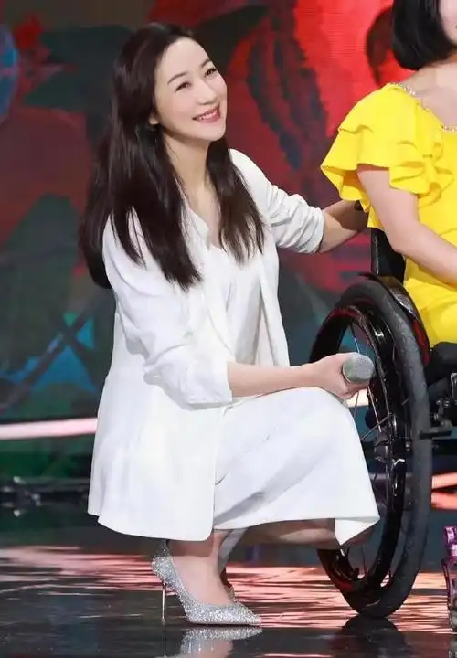 西装下面不一定要配裤子学学韩雪带火的新穿法更显高级