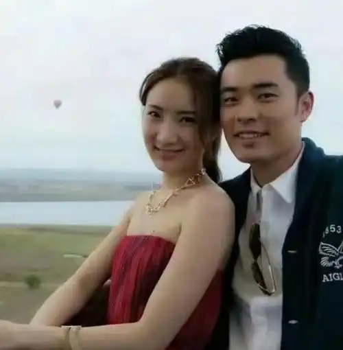 陈赫前妻许婧回福建探亲,洋男友高大帅气,坐大腿合影很甜蜜|张子萱