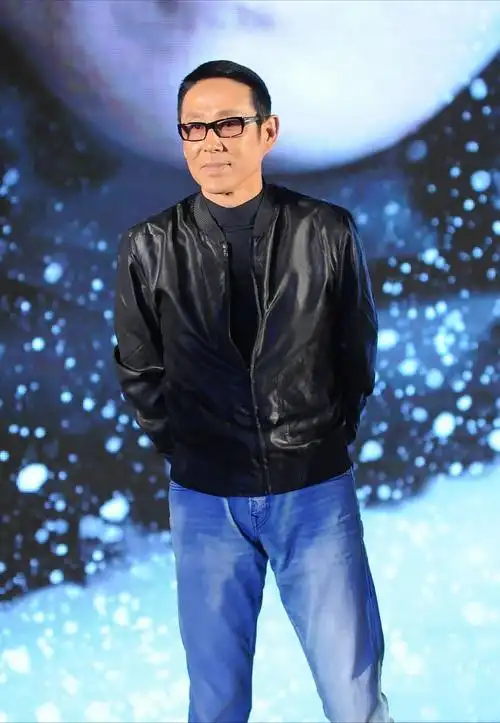 陈道明越老越有魅力,黝黑肤色反成加分项,穿t恤也成熟稳重