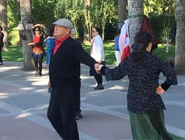 50岁阿姨强留26岁外卖小哥过夜,50岁阿姨:敢走就投诉