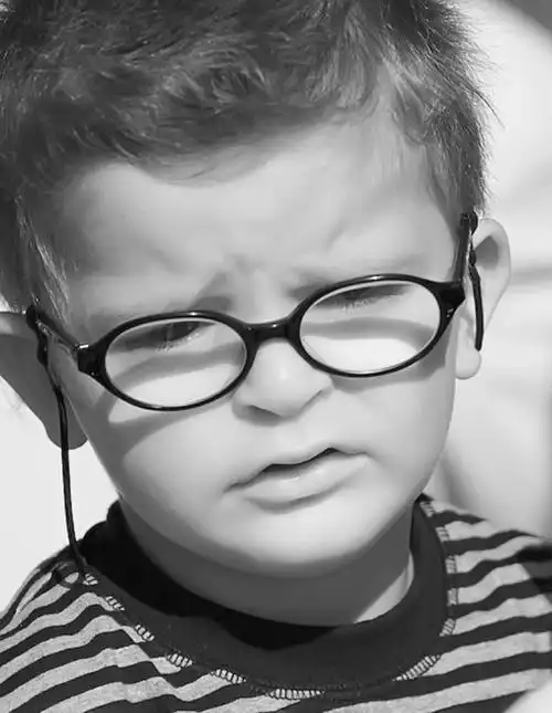 孩子眼睛越来越小眼科医生眼镜已挽回不了他们的视力