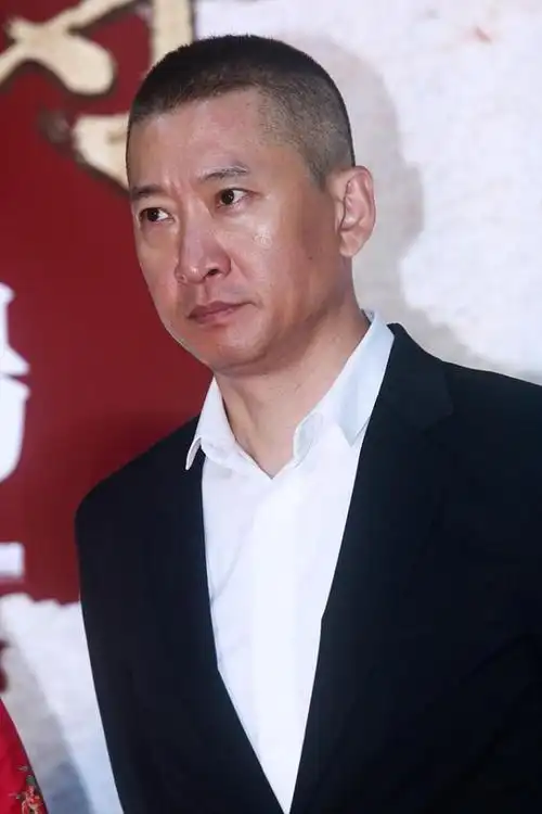 周杰的颜值和气质都不一般,穿西装帅气大方,很有魄力