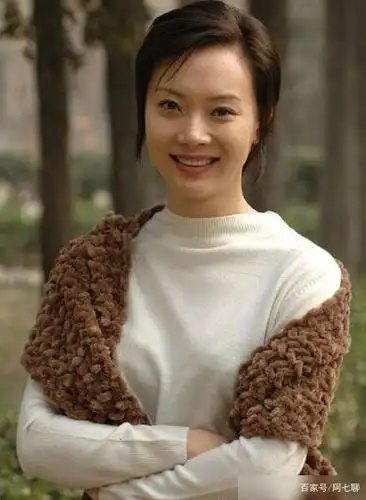 整容后遗症?陈数出席活动面部紧绷,笑容僵硬