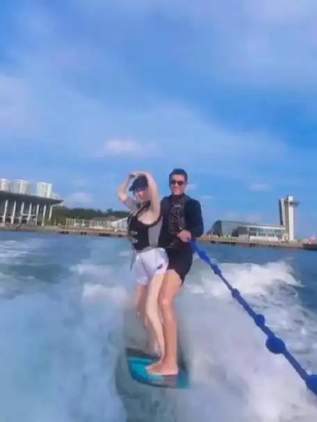 杜江霍思燕冲浪拥吻超浪漫二人甜蜜互动幸福恩爱