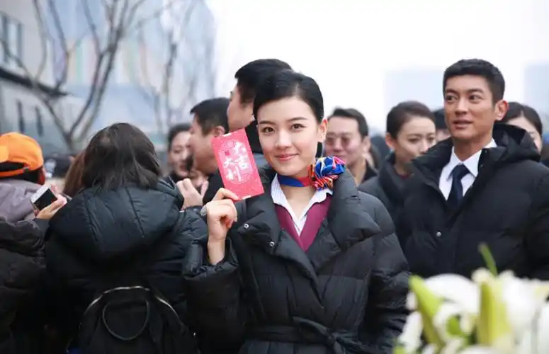 电影《中国机长》转场成都取景 雅玫回乡拍戏演绎机组英雄