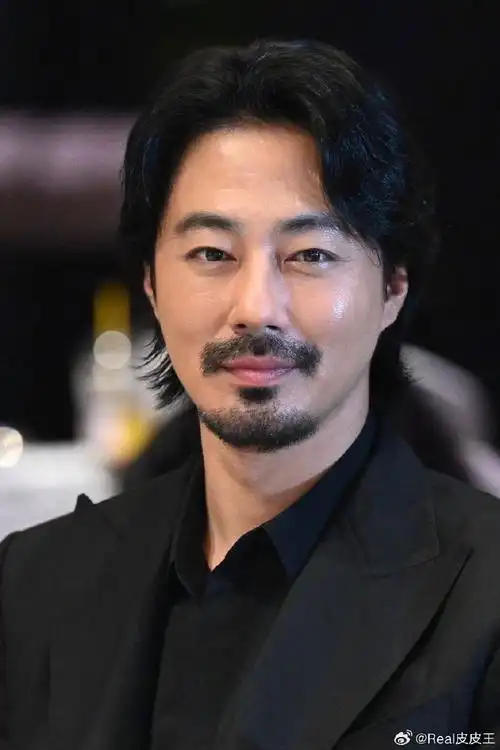 赵寅成近照出炉,留起了胡子,蒋勤勤以前说陈建斌老师有点像赵寅成