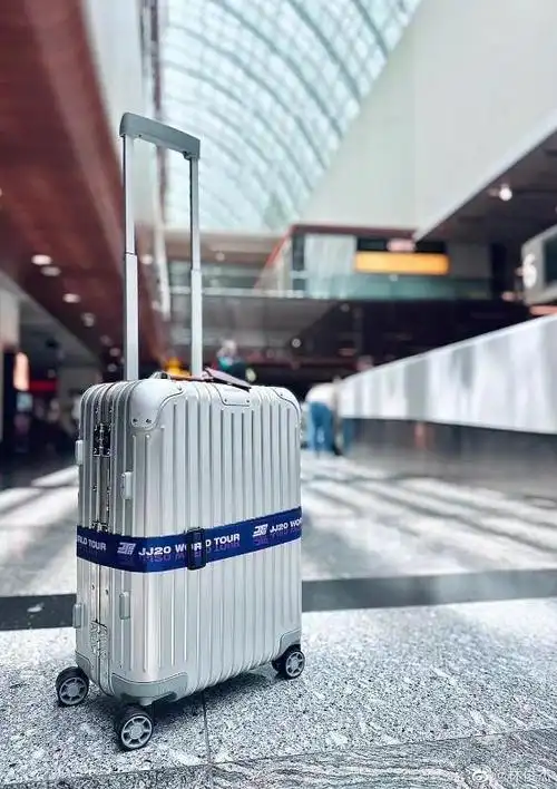 10月14日午间,歌手林俊杰在社交媒体上晒出拎行李箱出发的照片,并附文