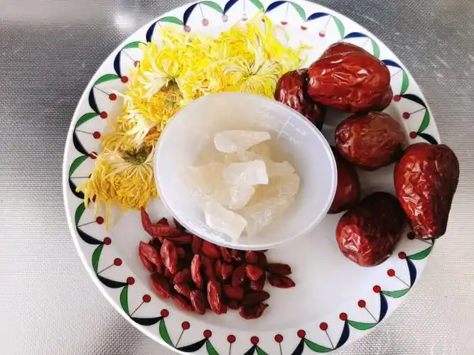 枸杞菊花茶固然有很好的滋补和治疗作用,但也不是所有人都适合服用.