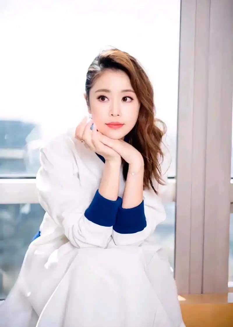 林心如最新造型摆拍,穿白色吊带半身裙,显得格外优雅,外搭同色系的