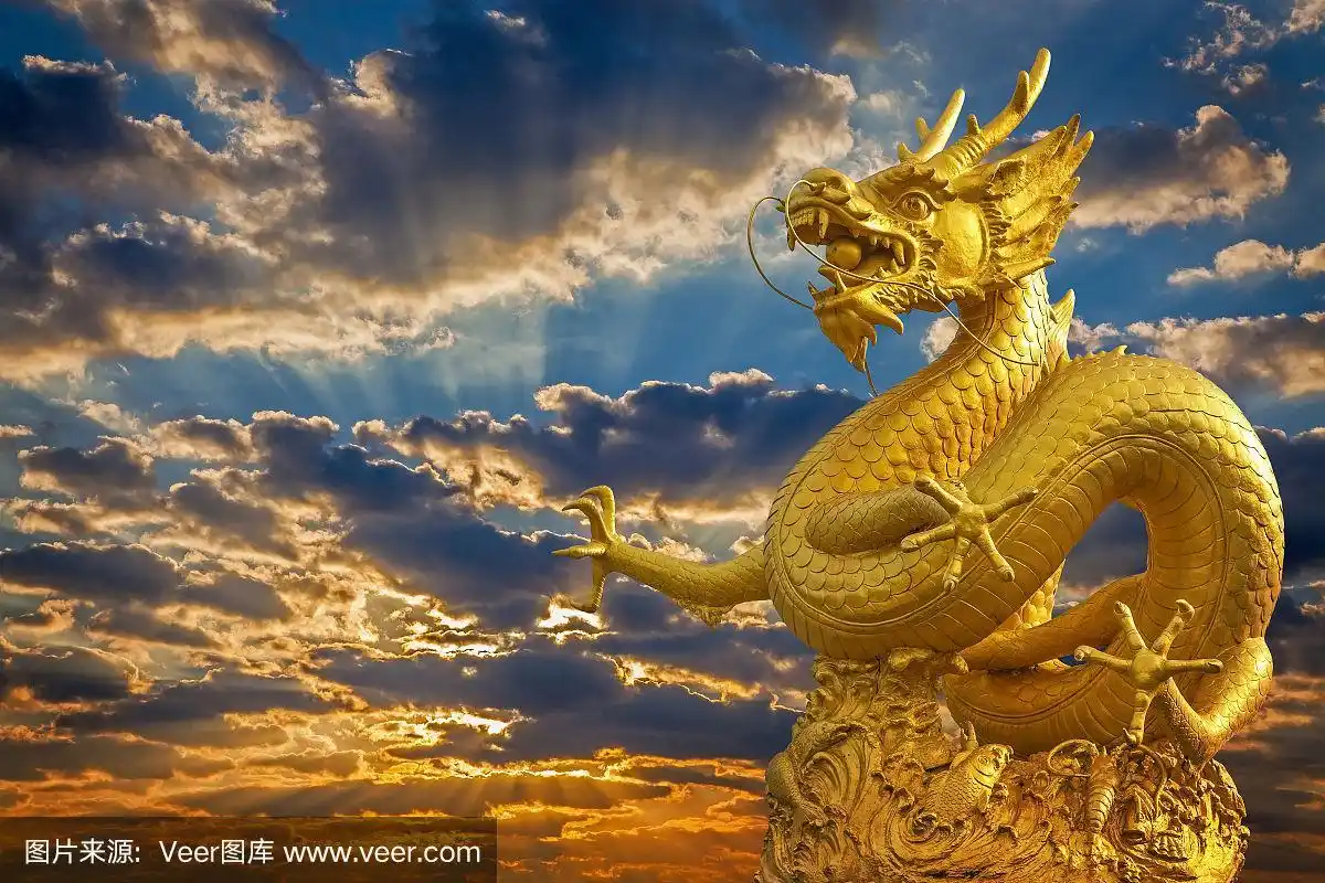 落日中的中国金龙雕像