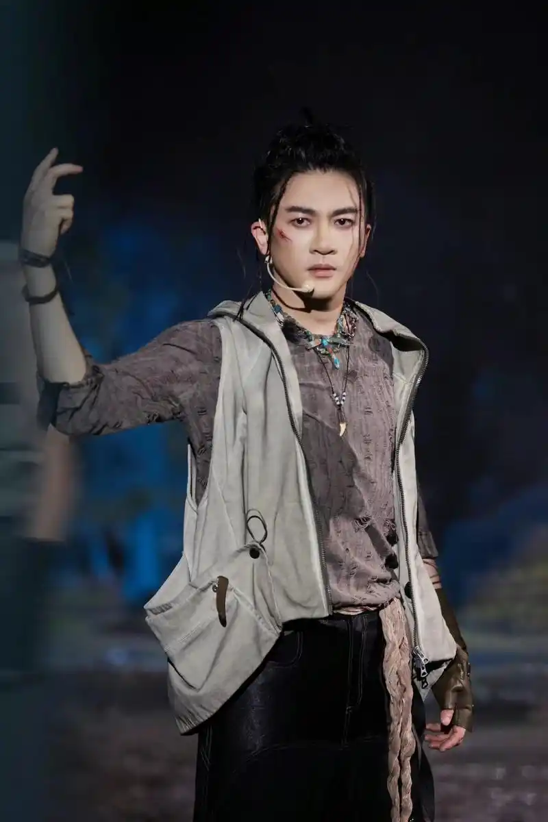 苏有朋《披荆斩棘》节目新造型,留长发梳脏辫,又帅又酷!