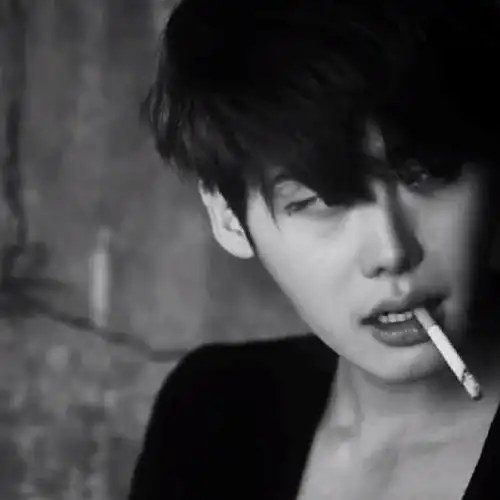 图李钟硕私下抽烟照曝光网友帅一脸