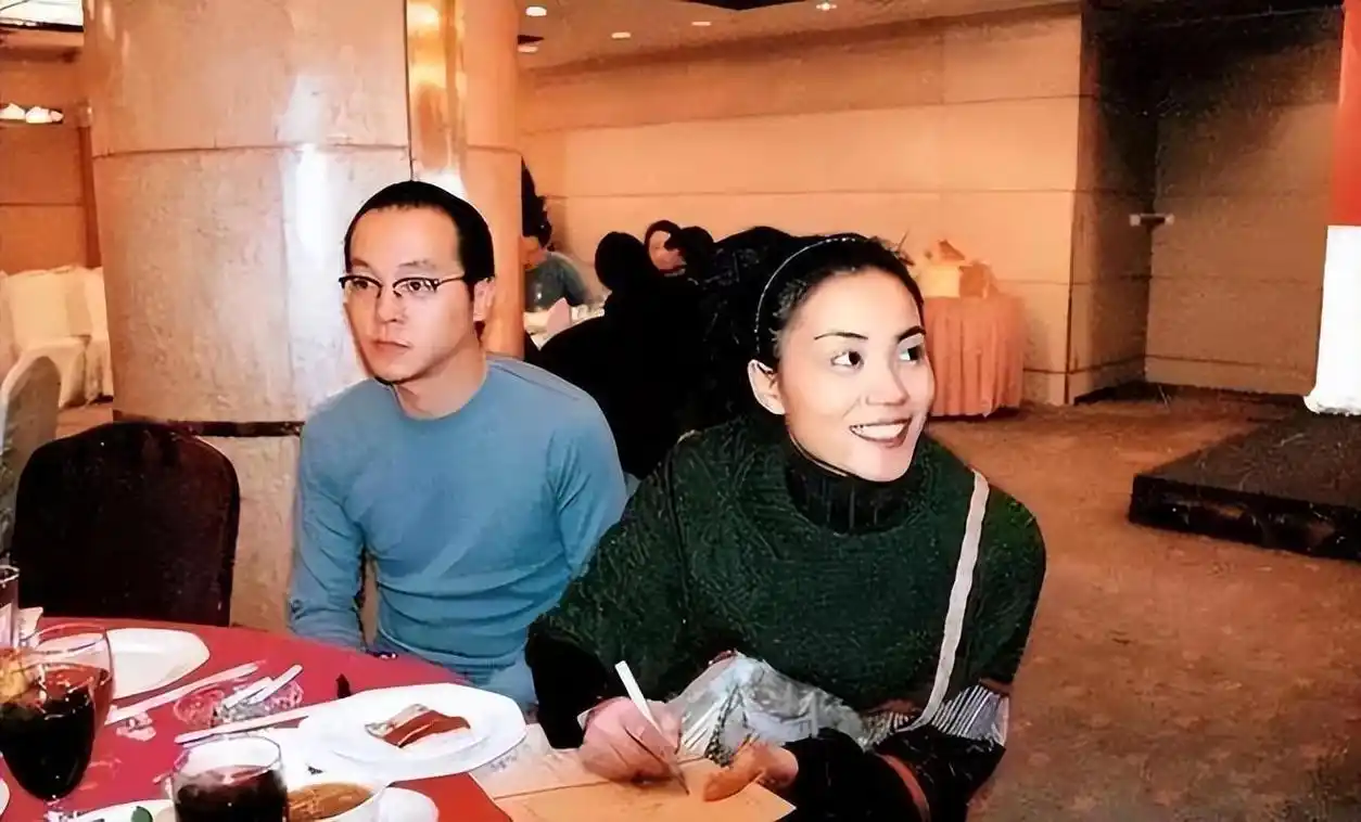 当时,港媒还评价王菲把才华看得最重,所以选择了窦唯.可是