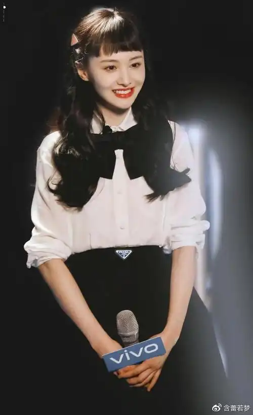 郑爽齐刘海造型好幼,太乖巧了!也超可爱的