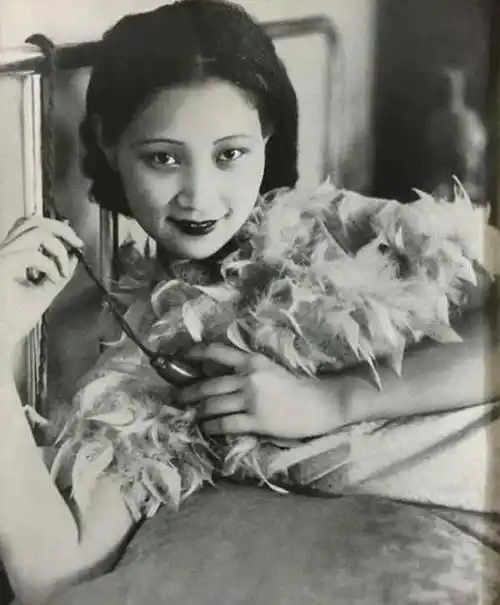 她,一脱成名,火遍上海滩,化身间谍屡立奇功,最后却冤死狱中