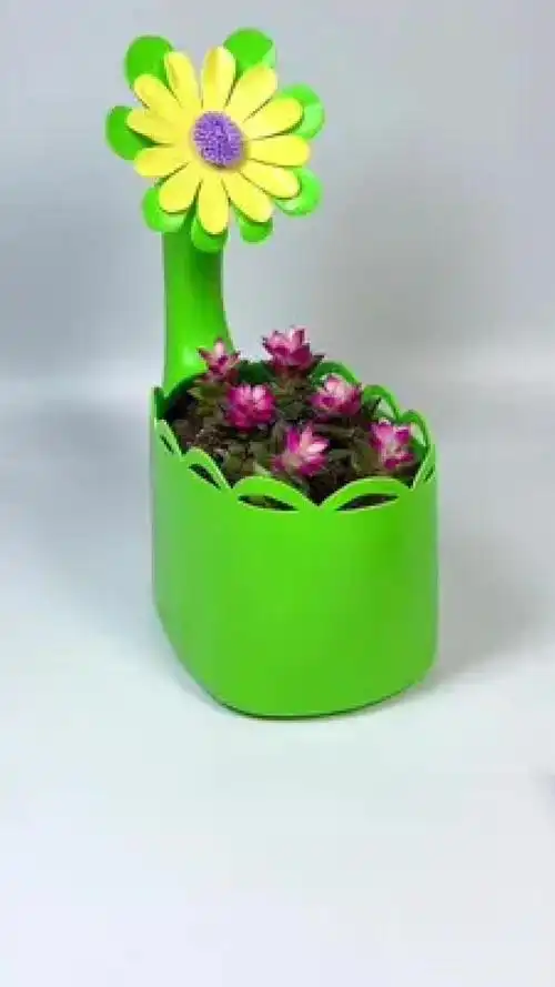 适合新手朋友哦#变废为宝 #自制花盆 #手工 #洗衣液瓶子制作花盆